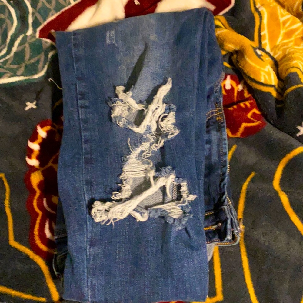 NWOT Tricot distressed jeans